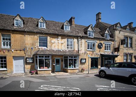 The Old Stocks Inn at Stow on Market Square, a Stow-on-the-Wold, Gloucestershire, Regno Unito, il 20 giugno 2022 Foto Stock