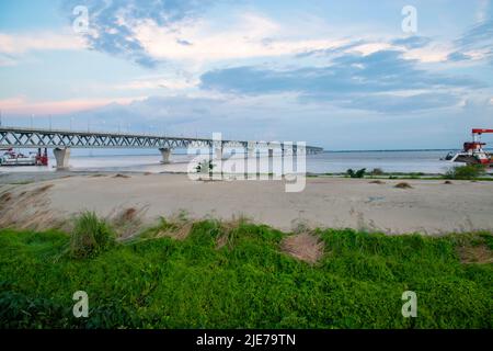 Ponte multiuso Padma sul fiume Padma in Bangladesh. Questo ponte è stato inaugurato il 25 giugno 2022 in Bangladesh Foto Stock