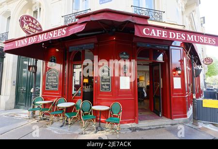 Il Cafe des Musees è una delle istituzioni del Marais, situato all'angolo di rue de Turenne e rue du Parc Royal. Foto Stock