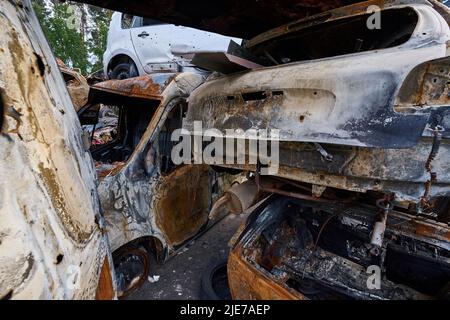Stack di auto, distrutte durante l'occupazione russa di Irpin e Bucha Foto Stock