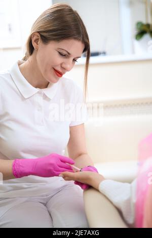 Il medico sta trattando la sudorazione eccessiva con le iniezioni Foto Stock