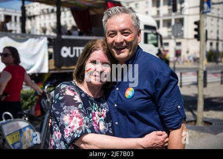 Robert Biedron, leader del partito politico wiosna, si pone durante il Pride di Varsavia. L'organizzazione di Kyiv Pride si è unita alla marcia della parata di uguaglianza a Varsavia per celebrare i loro 10th anni e i diritti del popolo ucraino LGBTQ. Varsavia e Kyiv Pride stanno marciando insieme nella capitale polacca quest'anno, a causa dell'invasione russa in Ucraina. Il Pride di Varsavia, conosciuto anche come la Parata dell'uguaglianza, ha portato migliaia di persone nelle strade di Varsavia, per diffondere le idee di libertà, uguaglianza e tolleranza. (Foto di Attila Husejnow/SOPA Images/Sipa USA) Foto Stock