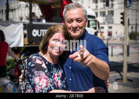 Robert Biedron, leader del partito politico wiosna, si pone durante il Pride di Varsavia. L'organizzazione di Kyiv Pride si è unita alla marcia della parata di uguaglianza a Varsavia per celebrare i loro 10th anni e i diritti del popolo ucraino LGBTQ. Varsavia e Kyiv Pride stanno marciando insieme nella capitale polacca quest'anno, a causa dell'invasione russa in Ucraina. Il Pride di Varsavia, conosciuto anche come la Parata dell'uguaglianza, ha portato migliaia di persone nelle strade di Varsavia, per diffondere le idee di libertà, uguaglianza e tolleranza. (Foto di Attila Husejnow/SOPA Images/Sipa USA) Foto Stock
