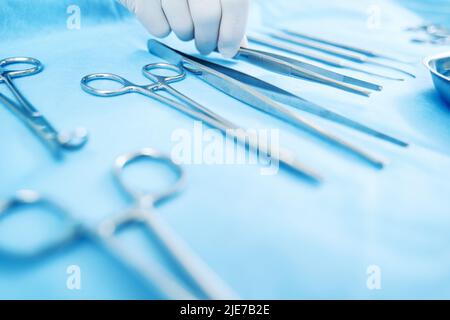 Vari strumenti chirurgici sterili sul tavolo Foto Stock