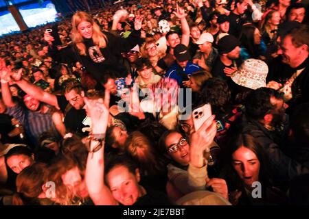 REGNO UNITO. 25th giugno 2022. REGNO UNITO. Sabato 25 giugno 2022. La folla ha rave a Yungblud che si esibisce sul John Peel Stage durante il Glastonbury Festival Worthy Farm . Foto di Credit: Julie Edwards/Alamy Live News Foto Stock