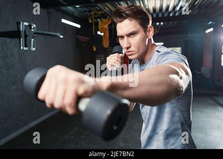 Boxe shadow-boxing focalizzato determinato con pesi a mano Foto Stock