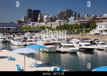 La torre dell'orologio si affaccia sul porto turistico e sullo skyline di Montreal in estate, il Porto Vecchio di Montreal, Quebec, Canada. Foto Stock