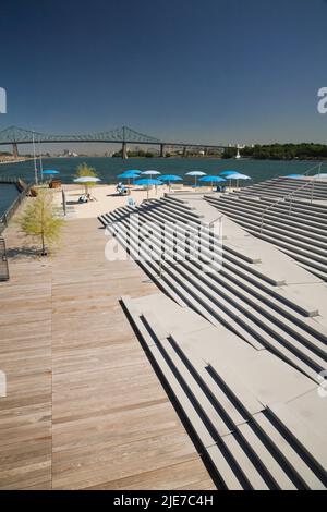 Spiaggia della torre dell'orologio di fronte al porto turistico nel Vecchio Porto di Montreal, Quebec, Canada. Foto Stock