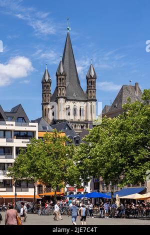 Le torri della Grande chiesa di San Martino si innalzano sopra lo skyline urbano di Colonia Foto Stock