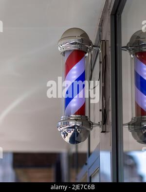 Un Barber's Pole di fronte al barbiere di Colonia Foto Stock