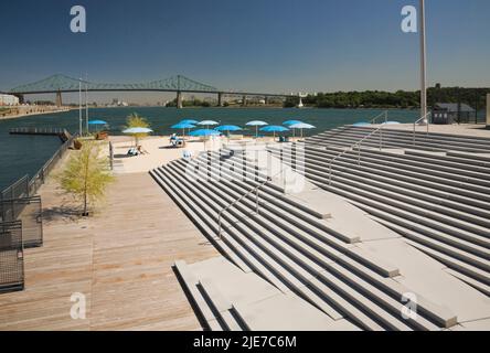 Spiaggia della torre dell'orologio di fronte al porto turistico nel Vecchio Porto di Montreal, Quebec, Canada. Foto Stock