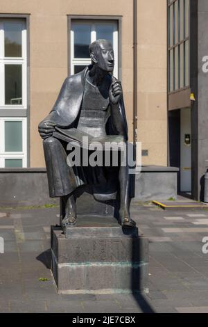 Statua di Albertus Magnus seduta di fronte all'Università di Colonia in una giornata estiva Foto Stock