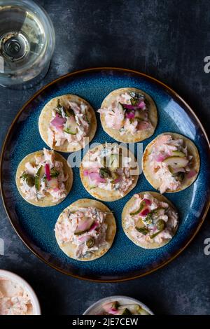 Tartine partito, blinis con spargimento di salmone Foto Stock