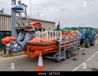 RNLI B Class Atlantic 85 scialuppa di salvataggio costiera nella sua culla di lancio Foto Stock