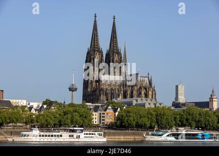 Un grande gruppo di persone si riunisce nella città vecchia di Colonia in una calda giornata di sole Foto Stock