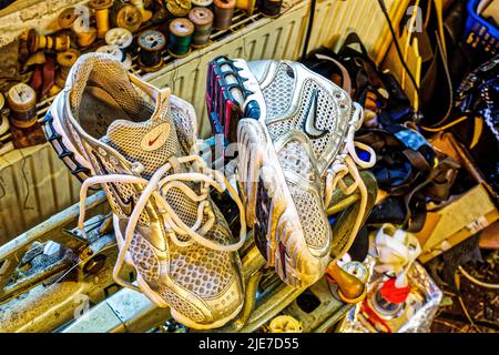 Schuhe Reparatur im Schuhe und Schlüsseldienst Saladauski Hannover. Foto Stock