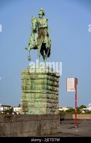 La statua equestre dell'imperatore Guglielmo a Colonia si trova su un alto piedistallo Foto Stock