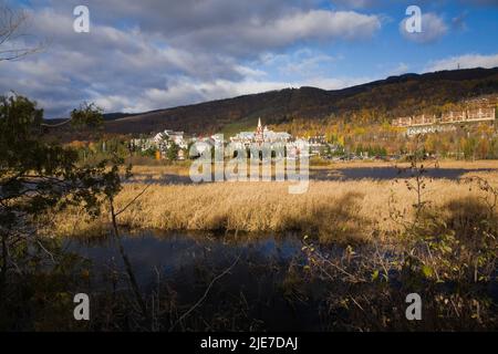 Villaggio di Mont-Tremblant località sciistica in autunno, Laurentians, Quebec, Canada. Foto Stock