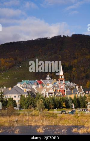 Villaggio di Mont-Tremblant località sciistica in autunno, Laurentians, Quebec, Canada. Foto Stock