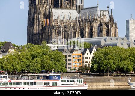 Un grande gruppo di persone si riunisce nella città vecchia di Colonia in una calda giornata di sole Foto Stock