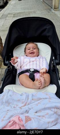 bambino felice nel suo passeggino con 5 mesi Foto Stock