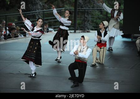 Tirana, Albania. 24th giugno 2022. Ballerini folkloristici albanesi con costumi tradizionali si esibiscono nell'anfiteatro della città (Credit Image: © Ervin Shulku/ZUMA Press Wire) Foto Stock