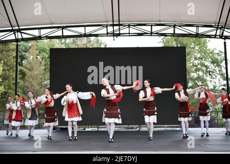 Tirana, Albania. 24th giugno 2022. Ballerini folkloristici albanesi con costumi tradizionali si esibiscono nell'anfiteatro della città (Credit Image: © Ervin Shulku/ZUMA Press Wire) Foto Stock