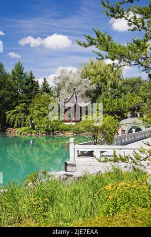 Il Pavilion of Infinite Pleantness e il Dream Lake nel Giardino Cinese in estate, il Giardino Botanico di Montreal, Quebec, Canada. Foto Stock