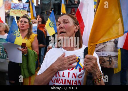 25 giugno 2022, Cracovia, Cracovia, Polonia: Gli ucraini cantano inno nazionale durante una manifestazione alla Piazza principale a sostegno dei 4308 difensori del reggimento Azovstal che sono attualmente in prigionia russa. Cracovia, Polonia il 25th giugno 2022. In tutto il mondo si sono svolte manifestazioni pacifiche a sostegno di più di 2.500 prigionieri di guerra azovstali. Credit: ZUMA Press, Inc./Alamy Live News Foto Stock