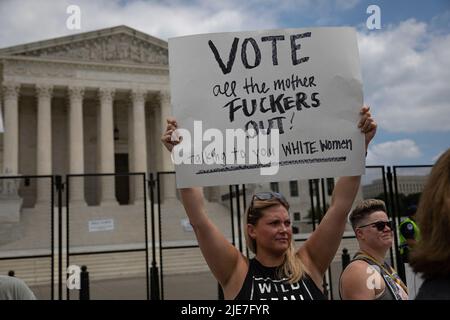 Distretto di Columbia, Stati Uniti. 24th giugno 2022. Gli attivisti dei diritti di aborto reagiscono?? I sostenitori del?as pro-vita celebrano il?After la Corte Suprema degli Stati Uniti ha votato 5 a 4 per colpire giù la decisione di Roe di riferimento contro Wade, il 23 giugno 2022 a Washington, DC. Il parere pone fine a 50 anni di protezione costituzionale federale dei diritti di aborto e consente a ciascuno Stato di decidere se limitare o vietare l'aborto. (Foto di Michael Nigro/Pacific Press) Credit: Pacific Press Media Production Corp./Alamy Live News Foto Stock