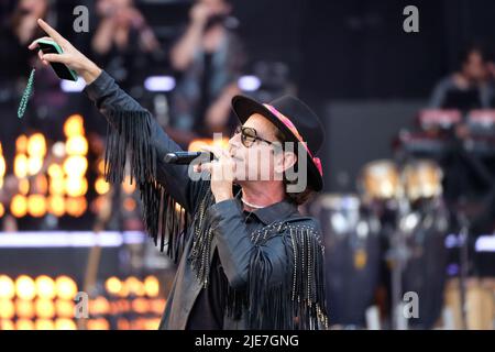 Madrid, Spagna. 25th giugno 2022. Coti Sorokin si esibisce nel corso del concerto del 30th anniversario di Cadena 100, presso la Wanda Metropolitano di Madrid. La stazione radio celebra il concerto del Cadena100 30th° anniversario con la partecipazione di artisti nazionali e internazionali. Un evento musicale per celebrare tre decenni sulla varietà musicale. Credit: SOPA Images Limited/Alamy Live News Foto Stock