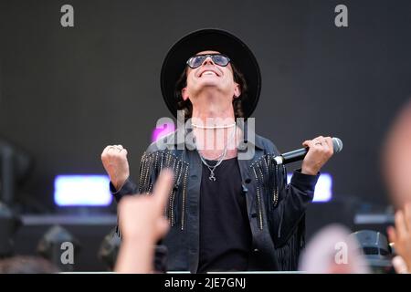 Madrid, Spagna. 25th giugno 2022. Coti Sorokin si esibisce nel corso del concerto del 30th anniversario di Cadena 100, presso la Wanda Metropolitano di Madrid. La stazione radio celebra il concerto del Cadena100 30th° anniversario con la partecipazione di artisti nazionali e internazionali. Un evento musicale per celebrare tre decenni sulla varietà musicale. Credit: SOPA Images Limited/Alamy Live News Foto Stock