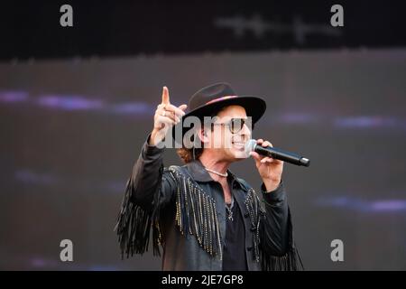 Madrid, Spagna. 25th giugno 2022. Coti Sorokin si esibisce nel corso del concerto del 30th anniversario di Cadena 100, presso la Wanda Metropolitano di Madrid. La stazione radio celebra il concerto del Cadena100 30th° anniversario con la partecipazione di artisti nazionali e internazionali. Un evento musicale per celebrare tre decenni sulla varietà musicale. Credit: SOPA Images Limited/Alamy Live News Foto Stock