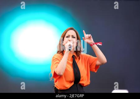 Madrid, Spagna. 25th giugno 2022. Nena Daconte si esibisce durante il concerto del 30th anniversario di Cadena 100, presso la Wanda Metropolitano di Madrid. La stazione radio celebra il concerto del Cadena100 30th° anniversario con la partecipazione di artisti nazionali e internazionali. Un evento musicale per celebrare tre decenni sulla varietà musicale. Credit: SOPA Images Limited/Alamy Live News Foto Stock