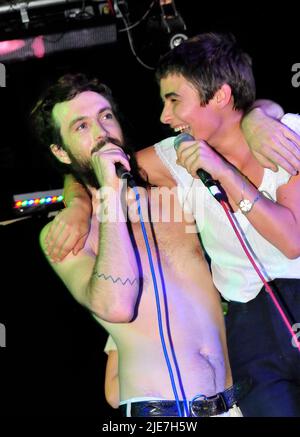 Edward Sharpe e gli zeri magnetici vivono in concerto a Birmingham Hare & Hounds, 2009 - Alex Eburt e Jade Castrinos Foto Stock