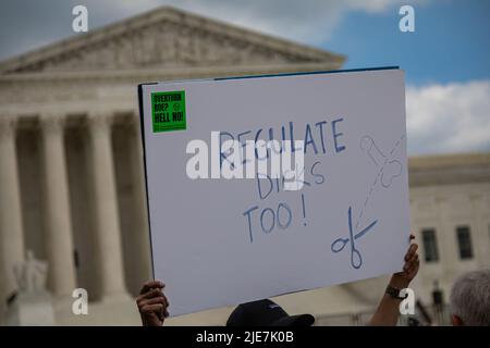 24 giugno 2022, Distretto di Columbia, Stati Uniti: I difensori dei diritti all'aborto reagiscono?? I sostenitori del?as pro-vita celebrano il?After la Corte Suprema degli Stati Uniti ha votato 5 a 4 per colpire giù la decisione di Roe di riferimento contro Wade, il 23 giugno 2022 a Washington, DC. Il parere pone fine a 50 anni di protezione costituzionale federale dei diritti di aborto e consente a ciascuno Stato di decidere se limitare o vietare l'aborto. (Credit Image: © Michael Nigro/Pacific Press via ZUMA Press Wire) Foto Stock