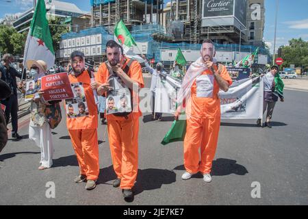 Madrid, Madrid, Spagna. 25th giugno 2022. Marcia degli algerini residenti in Spagna per denunciare le vergognose pratiche del governo spagnolo contro le deportazioni di Mohamed Abdellah, Mohamed Behalima e Brahim Laalami e chiedere il ritorno dei tre rifugiati politici dall'Algeria. Manifestazione per condannare la complicità del governo spagnolo con il potere mafioso in Algeria a causa della mancanza di gas in Europa. Gli algerini marciano sotto il motto che il governo spagnolo cattura, il potere mafioso delle torture algerine. (Credit Image: © Alberto Sibaja/Pacific Press via ZUMA Press Wire) Foto Stock