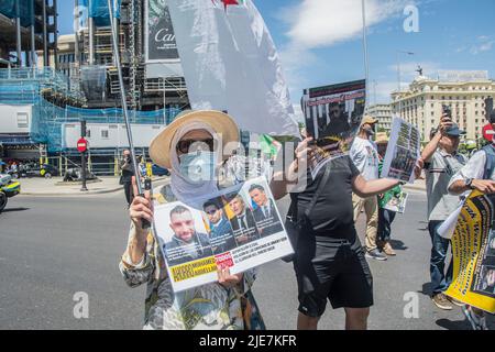 Madrid, Madrid, Spagna. 25th giugno 2022. Marcia degli algerini residenti in Spagna per denunciare le vergognose pratiche del governo spagnolo contro le deportazioni di Mohamed Abdellah, Mohamed Behalima e Brahim Laalami e chiedere il ritorno dei tre rifugiati politici dall'Algeria. Manifestazione per condannare la complicità del governo spagnolo con il potere mafioso in Algeria a causa della mancanza di gas in Europa. Gli algerini marciano sotto il motto che il governo spagnolo cattura, il potere mafioso delle torture algerine. (Credit Image: © Alberto Sibaja/Pacific Press via ZUMA Press Wire) Foto Stock