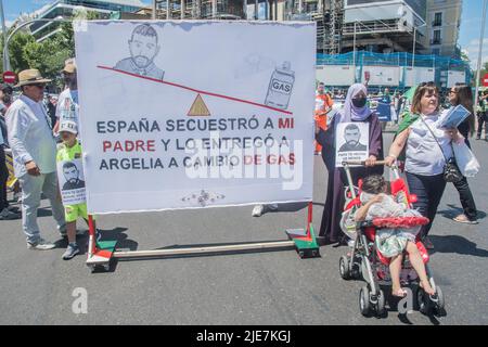 Madrid, Madrid, Spagna. 25th giugno 2022. Marcia degli algerini residenti in Spagna per denunciare le vergognose pratiche del governo spagnolo contro le deportazioni di Mohamed Abdellah, Mohamed Behalima e Brahim Laalami e chiedere il ritorno dei tre rifugiati politici dall'Algeria. Manifestazione per condannare la complicità del governo spagnolo con il potere mafioso in Algeria a causa della mancanza di gas in Europa. Gli algerini marciano sotto il motto che il governo spagnolo cattura, il potere mafioso delle torture algerine. (Credit Image: © Alberto Sibaja/Pacific Press via ZUMA Press Wire) Foto Stock