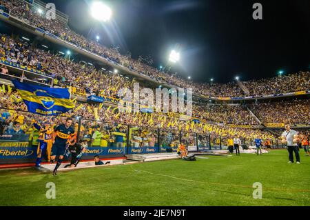 I sostenitori di Boca Juniors incoraggiano a ricevere la squadra di casa allo stadio la Bombonera. Foto Stock