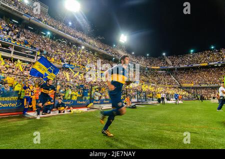 I sostenitori di Boca Juniors incoraggiano a ricevere la squadra di casa allo stadio la Bombonera. Foto Stock