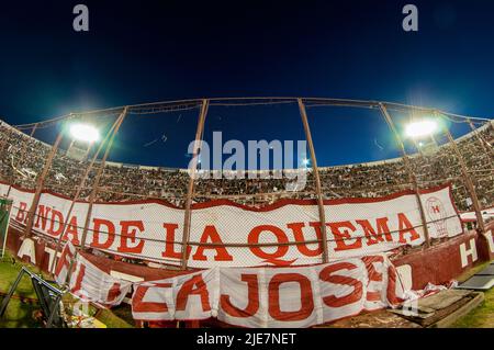 I sostenitori di Huracán incoraggiano la squadra di casa allo stadio Tomas Ducó. Foto Stock