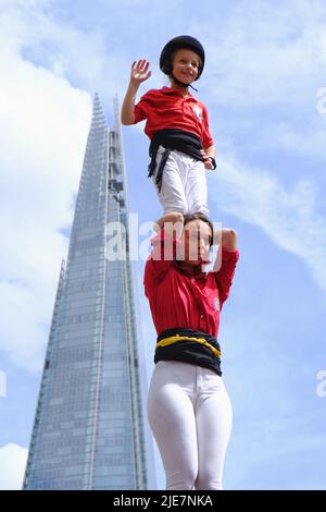 Londra, Regno Unito, 25th giugno 2022. I Castellers di Londra si sono esibiti in occasione della festa di Sant Joan (San Giovanni) e come parte del Grande radunarsi Bankside, ispirato dall'eredità del compianto MP Jo Cox. La pratica di formare torri umane - o castelli risale a oltre 200 anni fa in Catalogna ed è classificato dall'UNESCO come parte del Patrimonio Mondiale Intagibile. Credit: Undicesima ora Fotografia/Alamy Live News Foto Stock