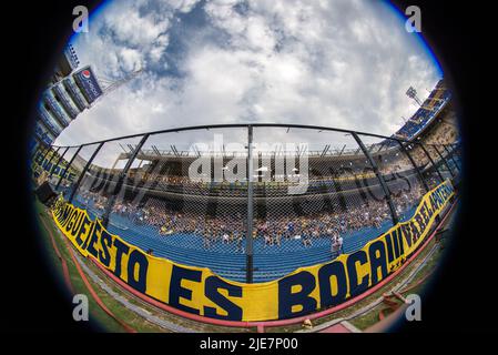 Uno stadio a piena capacità presso Boca Juniors casa la Bombonera. Foto Stock