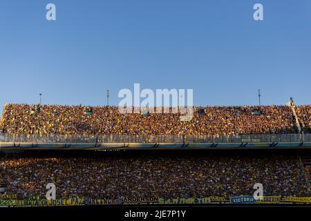 Tribune complete allo stadio la Bombonera durante la partita ufficiale di Boca Juniors. Foto Stock