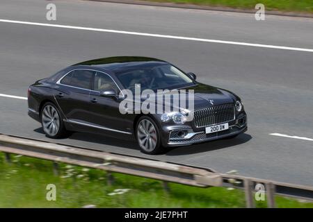2020 nero Bentley Continental Flying Spur W12, auto a trazione integrale super berlina 5950cc benzina berlina di lusso; viaggiando sull'autostrada M61, Manchester, Regno Unito Foto Stock