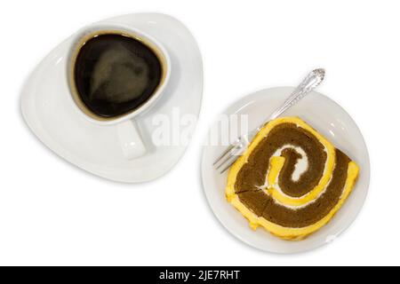 Die taglio di torta morbida e caffè su bianco isolato. Foto Stock