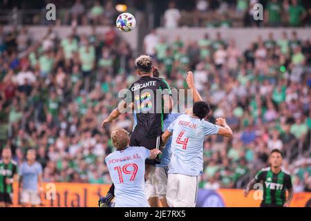 Austin, Texas, Stati Uniti. 25 giugno 2022: Austin FC Julio Cascante Defender #18 in azione durante la partita MLS contro il FC Dallas allo Stadio Q2. Austin, Texas. Mario Cantu/CSM Credit: CAL Sport Media/Alamy Live News Foto Stock