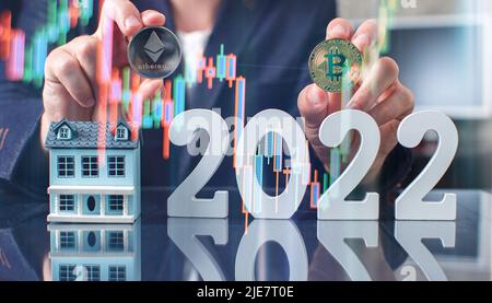 Businessman mano che tiene bitcoin con penna come parte della rete di affari su 2022 background. bitcoin criptovaluta idea concetto e virtuale finanziario ch Foto Stock