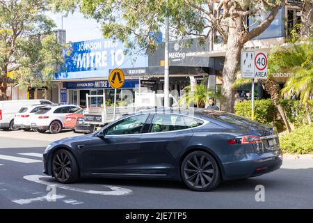 2017 modello Tesla Model S quattro porte elettrico EV berlina auto che attraversano Avalon Beach a Sydney nel giugno 2022, NSW, Australia Foto Stock